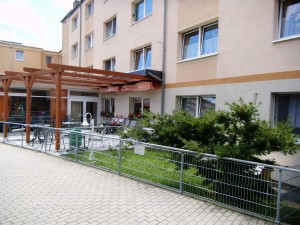 Seniorenpflegezentrum "Am Kottmar" - Im modern Wintergarten mit Freiterasse können die Mahlzeiten eingenommen und kulturelle Veranstaltungen durchgeführt werden.